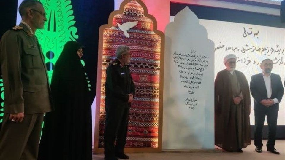 رونمایی از تقریظ رهبر معظم انقلاب بر کتاب «خاتون و قوماندان» رونمایی از تقریظ رهبر معظم انقلاب بر کتاب «خاتون و قوماندان»