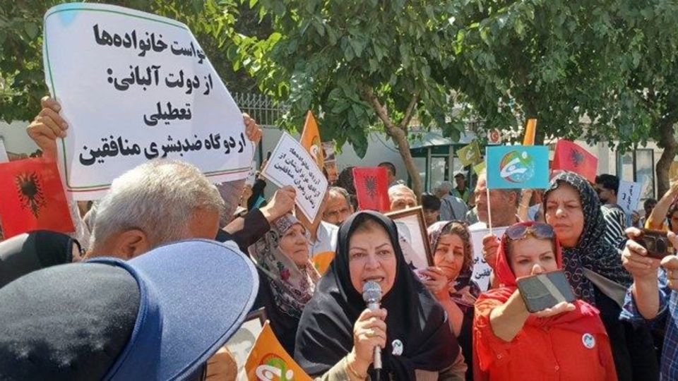 تجمع خانواده اعضای گرفتار شده منافقین در آلبانی تجمع خانواده اعضای گرفتار شده منافقین در آلبانی