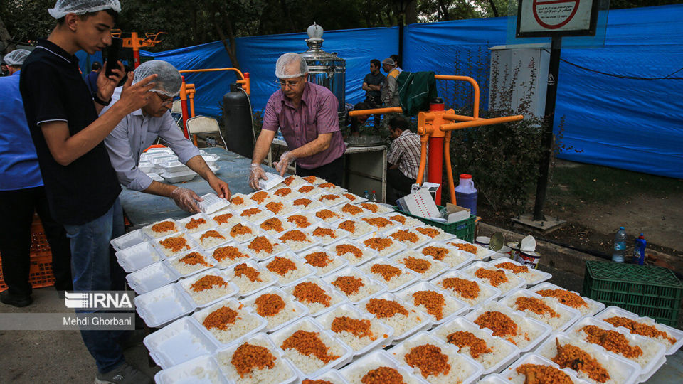 بزرگترین سفره اطعام عید غدیر در مشهد پهن شد بزرگترین سفره اطعام عید غدیر در مشهد پهن شد