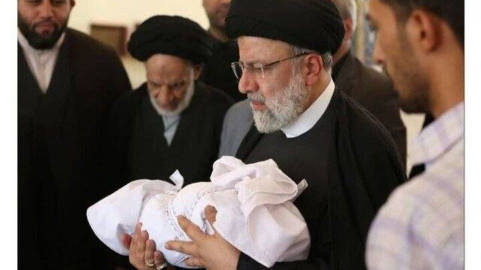 نجوای اذان توسط رئیس جمهور در گوش نوزاد بیرجندی نجوای اذان توسط رئیس جمهور در گوش نوزاد بیرجندی