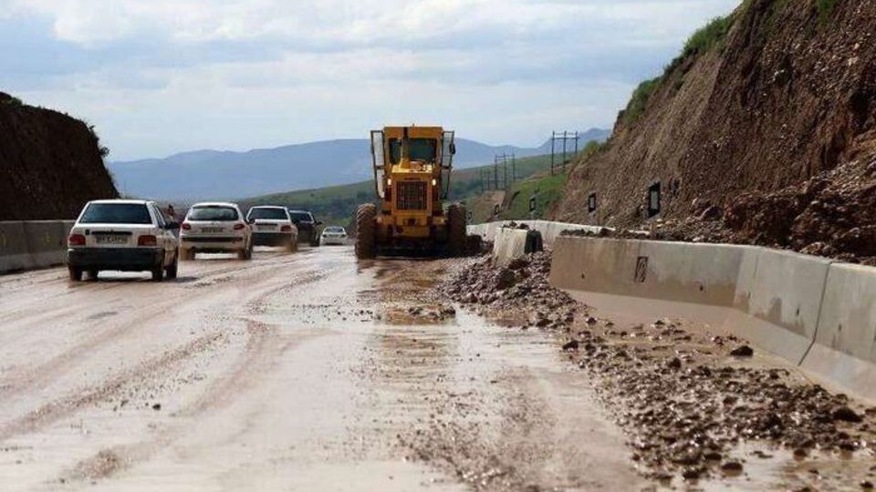 هشدار سقوط سنگ در کندوان/ توقف خودروها در حاشیه راهها ممنوع هشدار سقوط سنگ در کندوان/ توقف خودروها در حاشیه راهها ممنوع