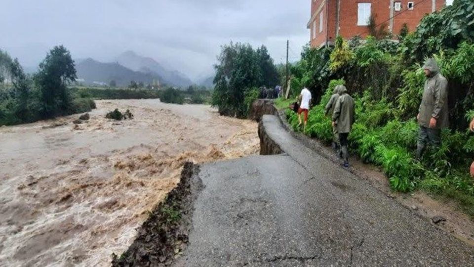پیگیری تلفنی مخبر از مناطق سیلزده استان گیلان پیگیری تلفنی مخبر از مناطق سیلزده استان گیلان