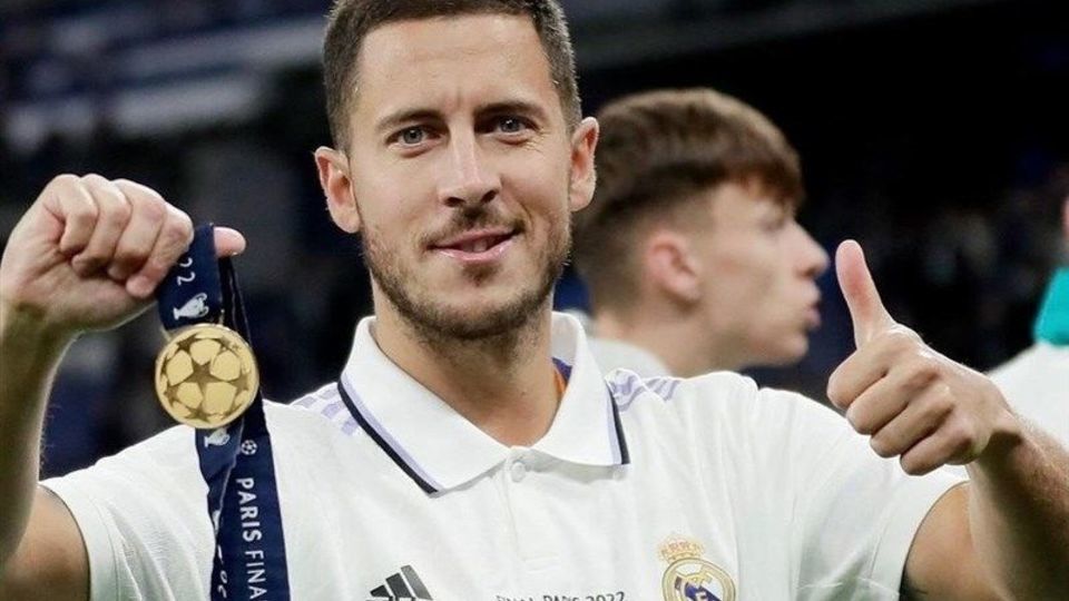 ادن اِزار کفشهایش را آویخت ادن اِزار کفشهایش را آویخت