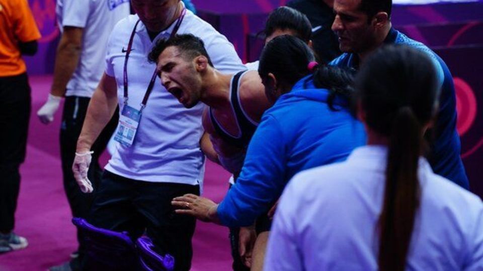 پرتاب بطری آب، فرنگی‌کار ایران را راهی بیمارستان کرد