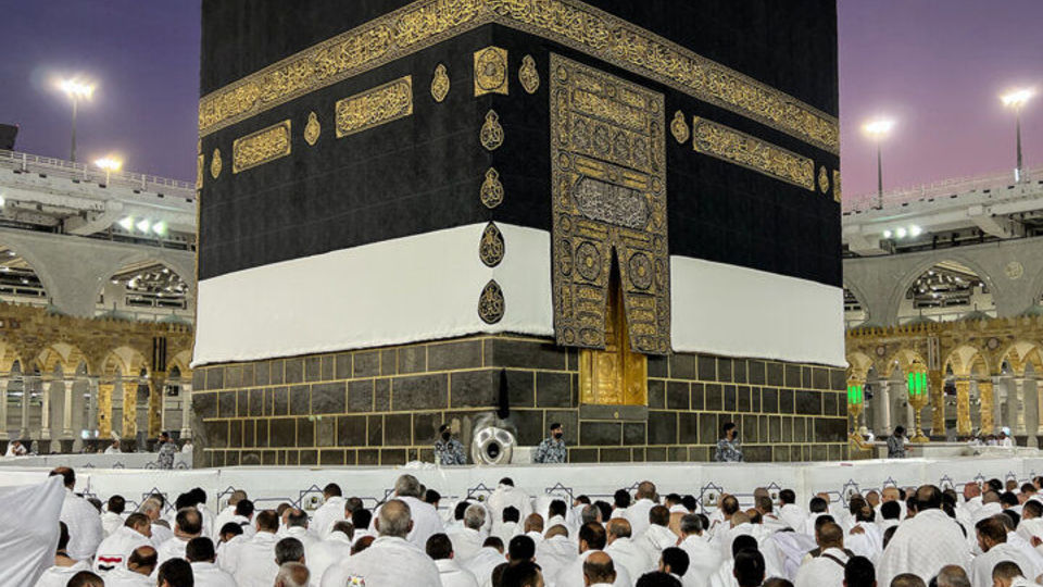 آیا شکاف کعبه محل ورود مادر حضرت علی(ع) است؟ آیا شکاف کعبه محل ورود مادر حضرت علی(ع) است؟