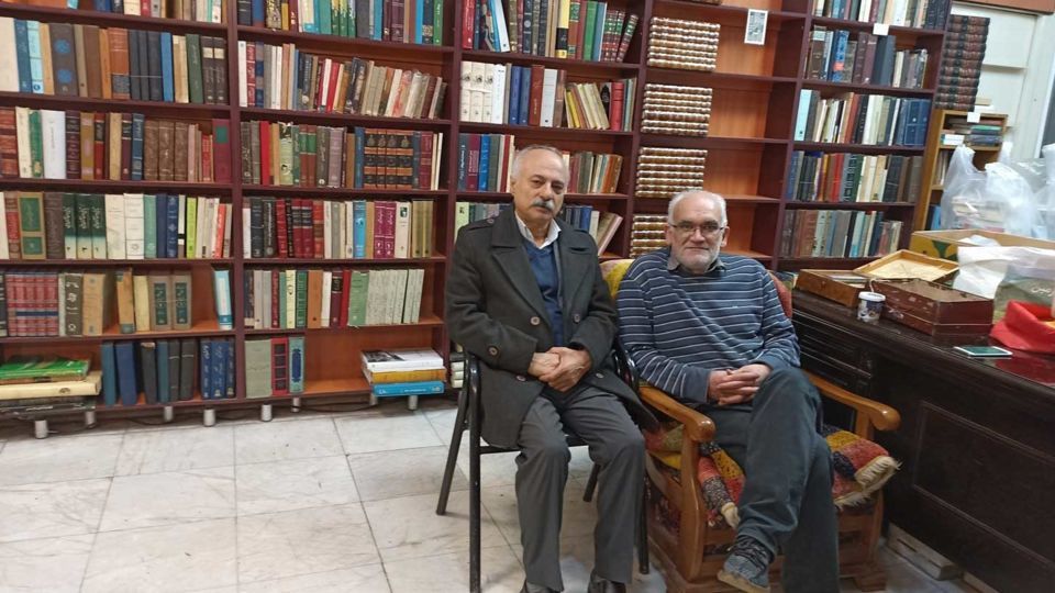 پاتوق عشاق کتاب باز در کتابفروشی عباس آقا پاتوق عشاق کتاب باز در کتابفروشی عباس آقا