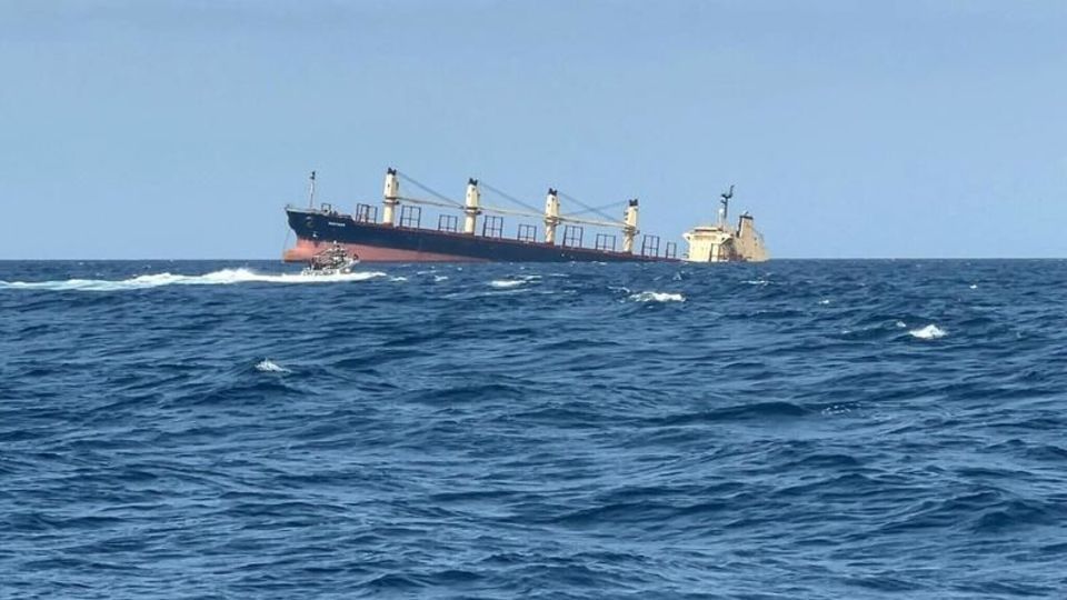 کشتی انگلیسی در اثر حمله یمنیها غرق شد + فیلم کشتی انگلیسی در اثر حمله یمنیها غرق شد + فیلم