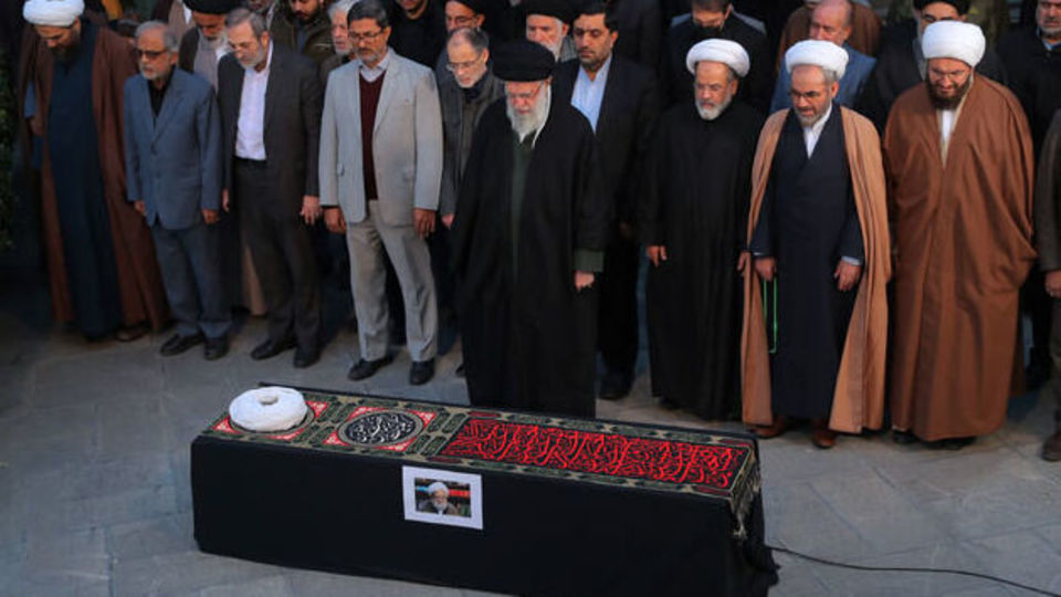 اقامه نماز رهبر انقلاب بر پیکر آیتالله امامی کاشانی اقامه نماز رهبر انقلاب بر پیکر آیتالله امامی کاشانی
