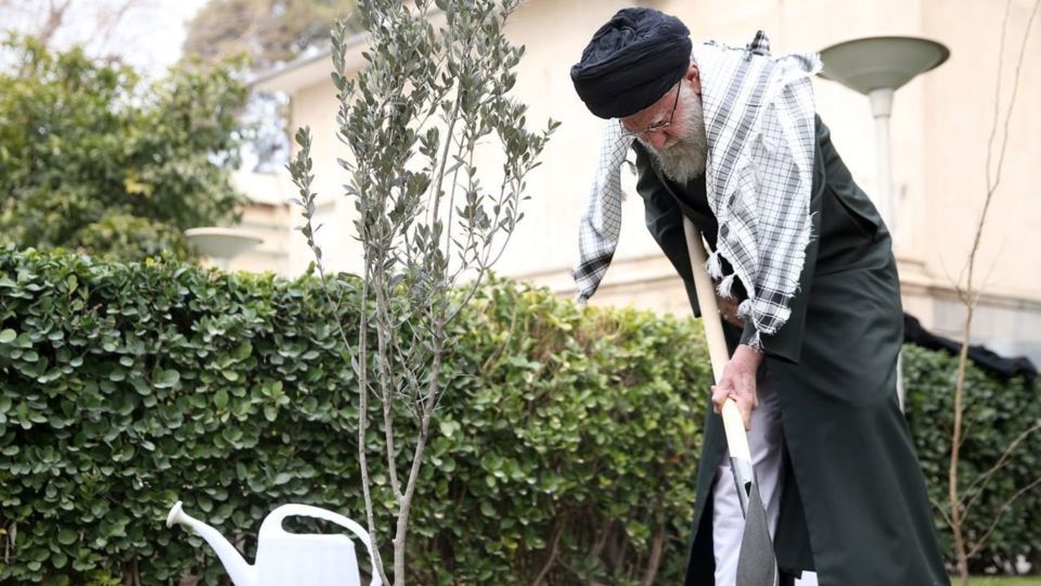 تشکر رهبر انقلاب از ملت ایران به خاطر حضور در پای صندوق‌های رای