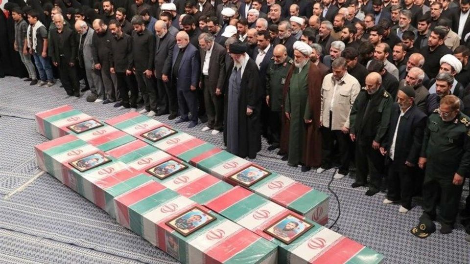 رهبر معظم انقلاب بر پیکر هفت شهید راه قدس نماز اقامه کردند