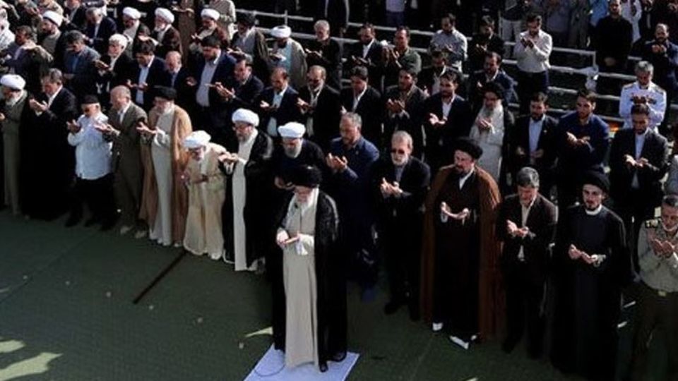 اقامه نماز عید فطر به امامت رهبر انقلاب