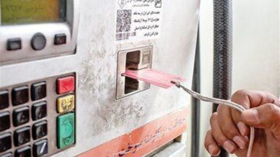 وزارت نفت: کارت سوخت جایگاه‌داران فعلا جمع‌آوری نمی‌شود / سهمیه بنزین مانند قبل است