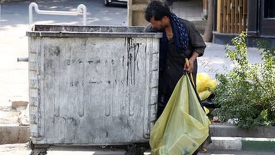 حقوق 15 میلیون تومانی و شغل آبرومند در انتظار زباله گردان