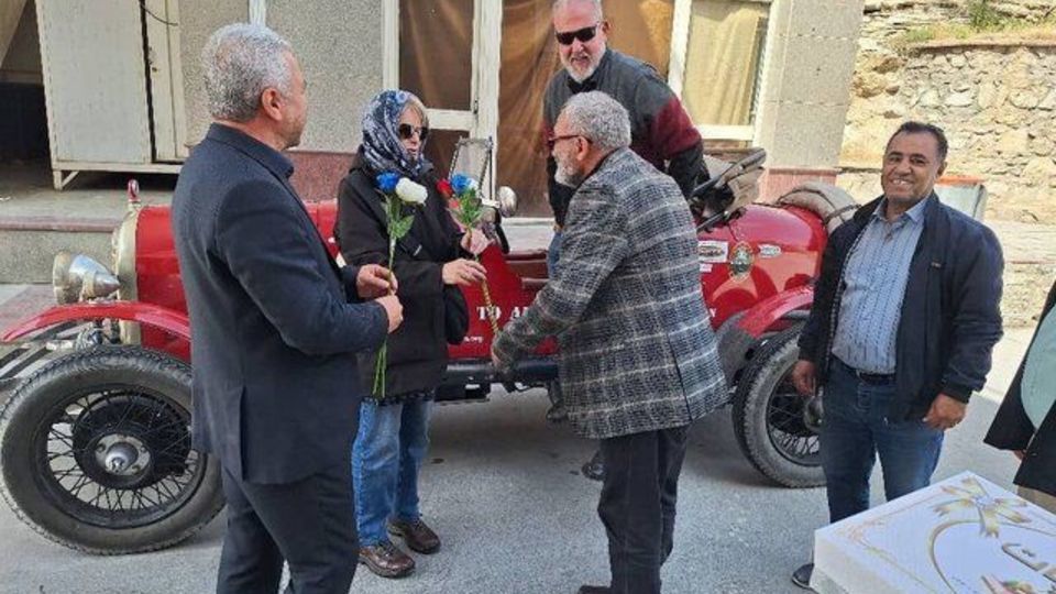 سفر زوج استرالیایی با ماشین 100 ساله به ایران