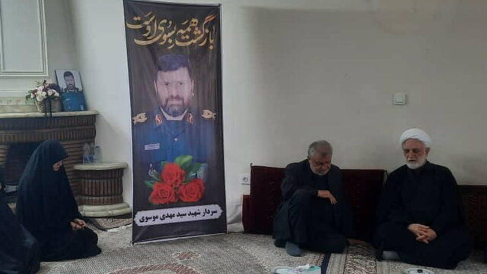 حضور رئیس قوه قضاییه در منزل شهید سید مهدی موسوی، رئیس تیم حفاظت رئیس‌جمهور فقید