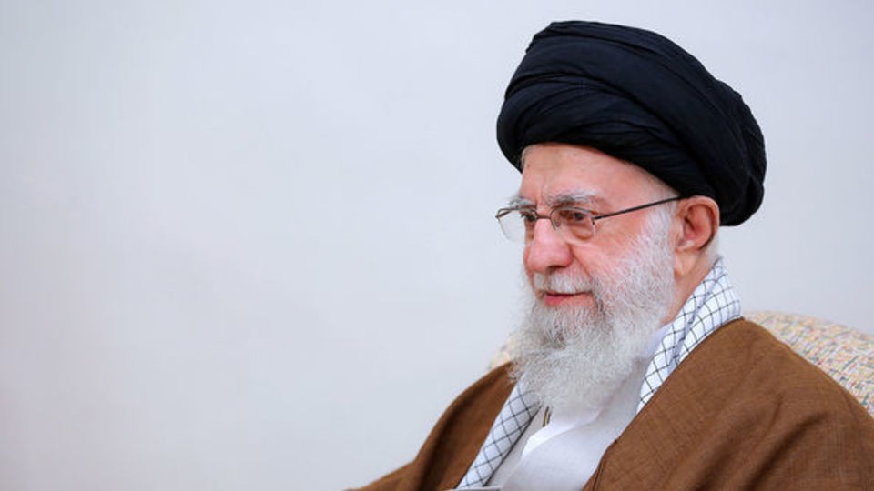 رهبر معظم انقلاب در حرم امام خمینی (س) سخنرانی می‌کند