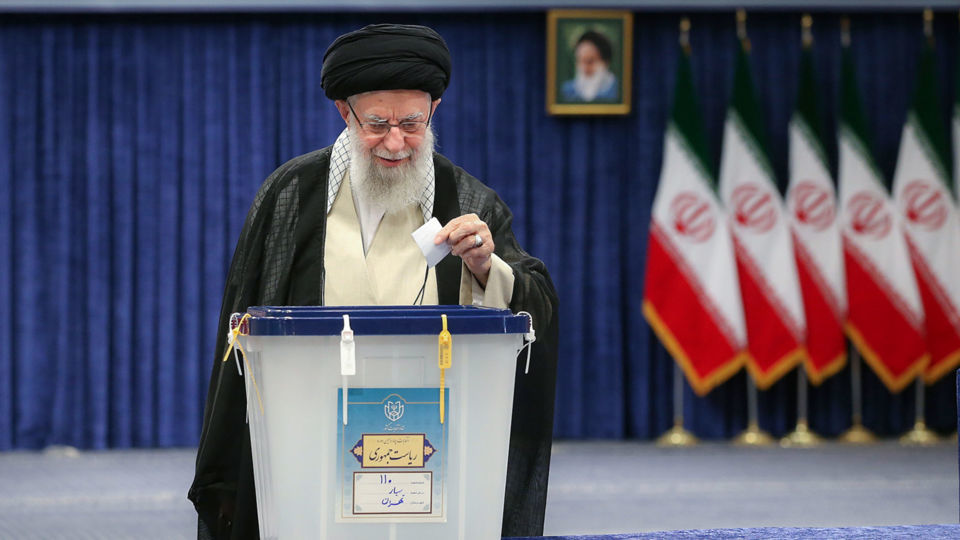 رهبر انقلاب: جمهوری اسلامی قوامش به حضور مردم است رهبر انقلاب: جمهوری اسلامی قوامش به حضور مردم است