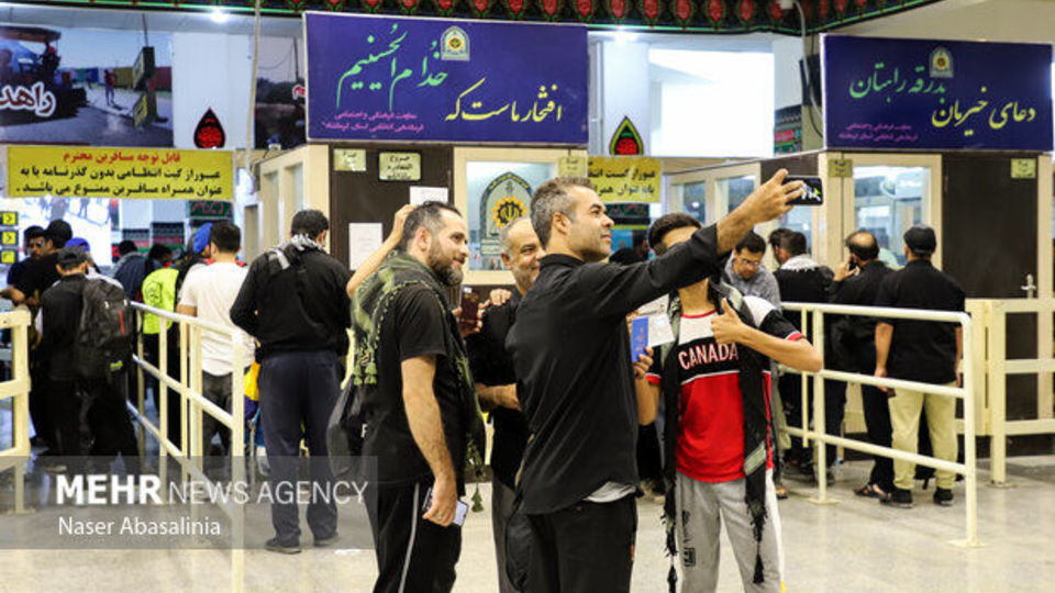 پلیس از تردد افراد بدون مدارک معتبر در مرزها جلوگیری میکند پلیس از تردد افراد بدون مدارک معتبر در مرزها جلوگیری میکند