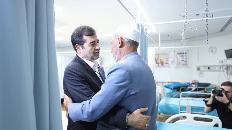 دنیامالی پس از عیادت صابر کاظمی: مردم دعا کنند / از هر لحاظ کنار خانوادهاش هستیم