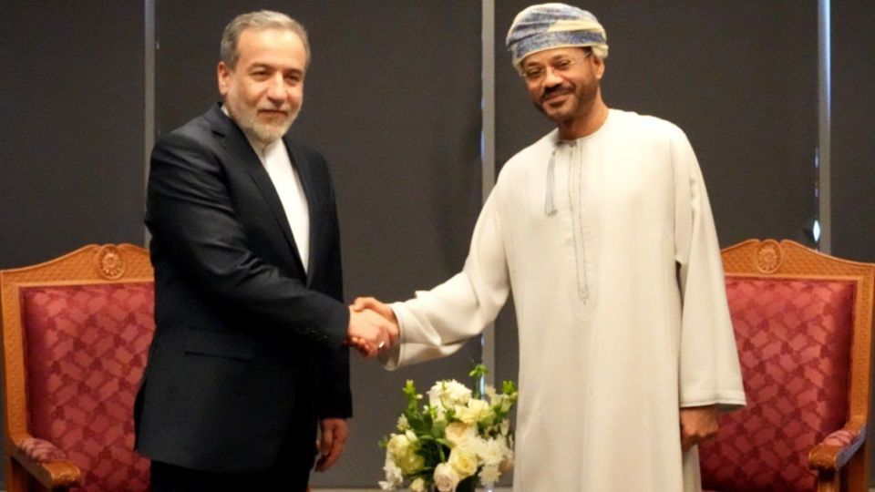 رد شایعه سفر وزیر خارجه به عمان / ایران از خطوط قرمز خود عقب نشینی نمیکند