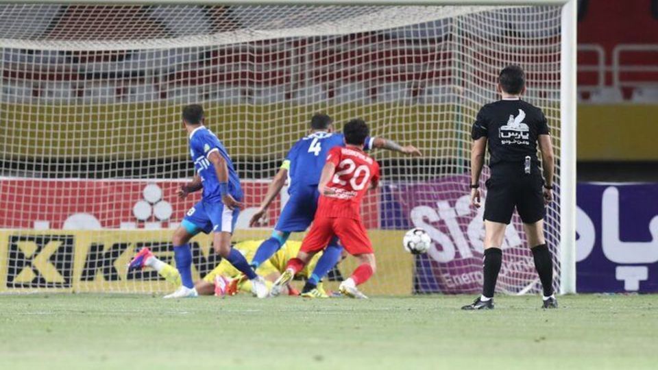 تقسیم امتیازات بین استقلال و تراکتور / آبی ها جای پرسپولیس را گرفتند