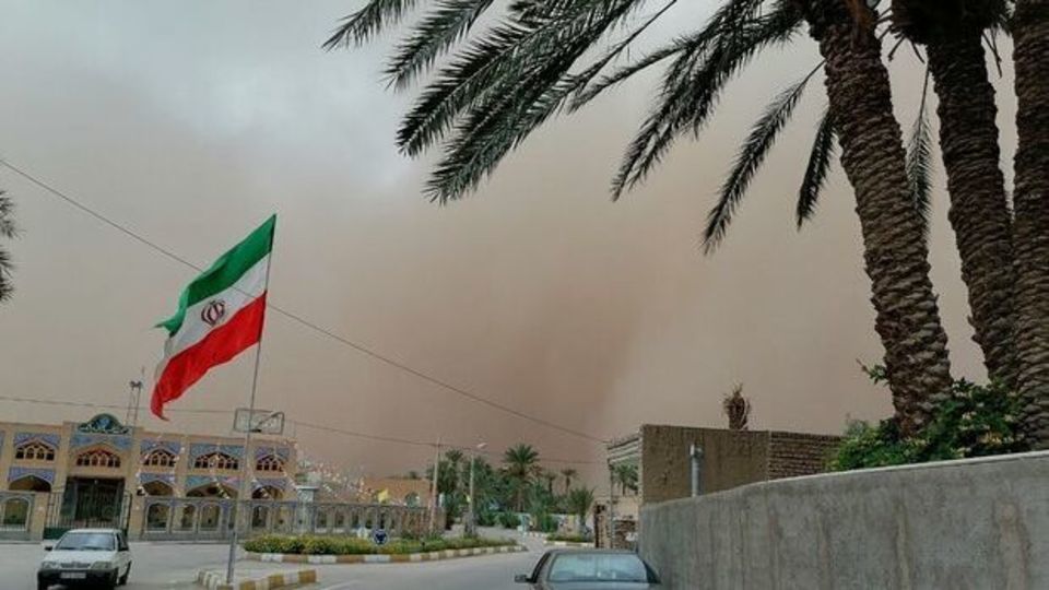 باد و گردوخاک در بخش‌هایی از کشور / دریای مازندران مواج است