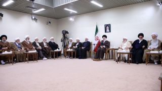 رهبر معظم انقلاب اسلامی در دیدار اعضای مجلس خبرگان: از مشکلات مردم اطلاع داریم اما هیچ مشکل حل‌نشدنی در کشور وجود ندارد 
