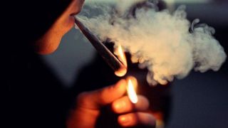 نتیجه تصویری برای کاهش شنوایی در کمین سیگاریها