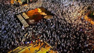 تظاهرات بیش از ۱۶۰ هزار صهیونیست علیه نتانیاهو در تل‌آویو