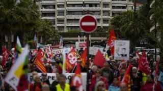 تظاهرات فرانسوی‌ها علیه «ماکرون» در حاشیه برگزاری «جشنواره کن»