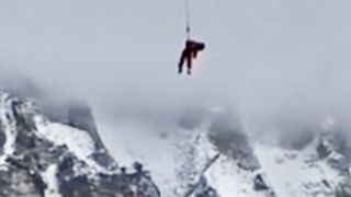 تصاویر عجیب نجات کوهنورد یخ بسته با هلیکوپتر در اورست