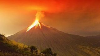 تصاویر لحظه دیدنی فعال شدن یک آتشفشان در اندونزی 