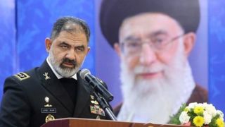 دریادار ایرانی: مردم ایران در برابر مثلث تحریم، توطئه و تهدید عقب‌نشینی نکرد