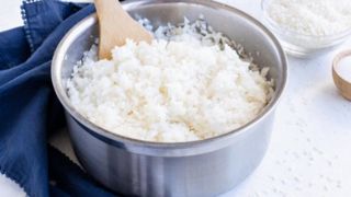برنج پخته شده را چگونه گرم کنیم که خطرناک نباشد؟
