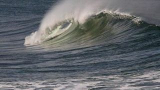افزایش ارتفاع موج در دریای خزر تا ۱.۵ متر/ احتمال غرق شدن شناگران