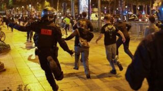 رفتار عجیب پلیس فرانسه با یک معترض | کودک ۹ ساله دستگیر شد!