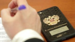 استفاده مقامات دولتی روسیه از گوشی آیفون ممنوع می‌شود