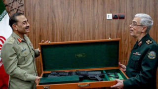 اسلحه‌های اهدایی فرمانده ارتش پاکستان به سرلشکر باقری و سرلشکر سلامی 
