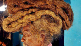تصاویر عجیب مردی با موهای ۴.۵ متری | خشک شدن این موها ۵۰ ساعت طول می‌کشد