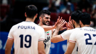 والیبال ایران قهرمانی آسیا را با برد آغاز کرد/ سنگ‌ تمام هواداران برای تیم ملی