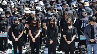 افزایش خودکشی معلمان در کره جنوبی/ صدها هزار سیاه‌پوش تظاهرات کردند