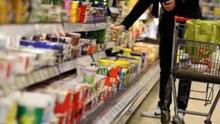 رییس اتحادیه سوپرمارکت‌داران: کاهش ۵۰ درصدی قدرت خرید مردم کذب است  