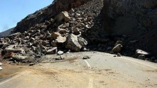 خطر ریزش سنگ در جاده کرج-چالوس
