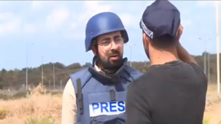 تهدید خبرنگار العربی توسط نیروی صهیونیست هنگام پخش زنده 