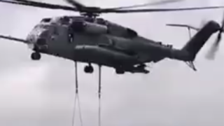 تصاویری از قدرتمندترین هلیکوپتر ترابری در حال بلند کردن یک هواپیما 