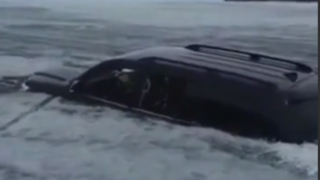 غرق شدن تویوتا لندکروز در دریاچه یخ زده