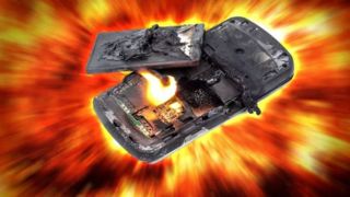 تصاویر لحظه انفجار موبایل در جیب یک نمازگزار