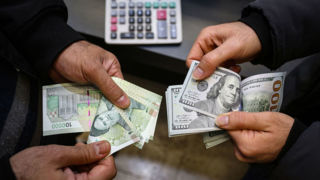 پنجه های دلار بر گلوی اقتصاد ایران! 