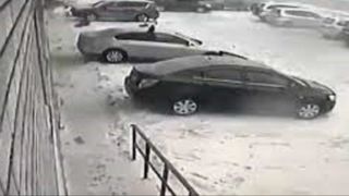 لحظه فرو ریختن سقف روی خودرو‌ها بخاطر برف سنگین