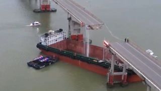 ۲ کشته و ۳ مفقودی در پی برخورد کشتی باری به پل در گوانگژو چین